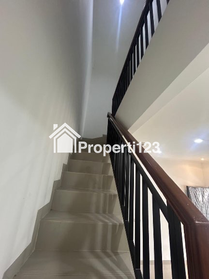 Rumah 2 lantai dekat stasiun Jatinegara siap huni lokasi startegis - 2