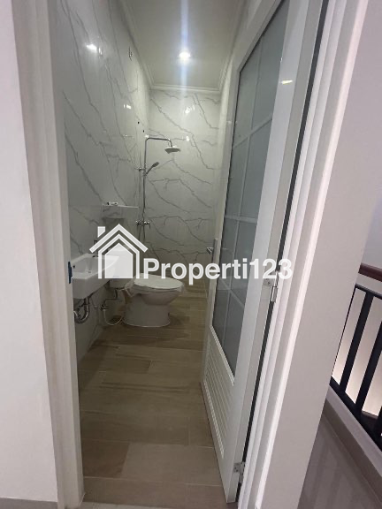 Rumah 2 lantai dekat stasiun Jatinegara siap huni lokasi startegis - 3