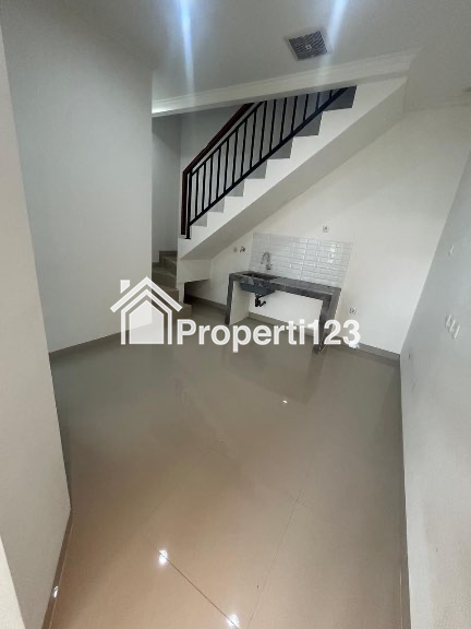 Rumah 2 lantai dekat stasiun Jatinegara siap huni lokasi startegis - 9