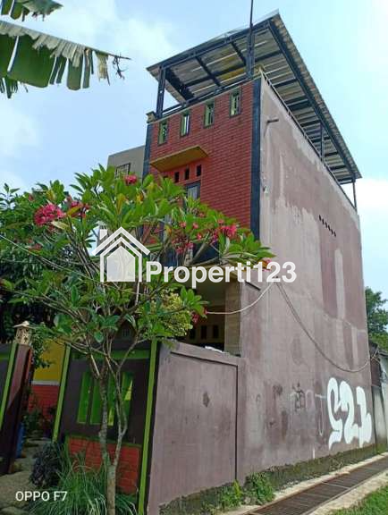 Rumah second 3 lantai murah siap huni dicipayung Depok - 2