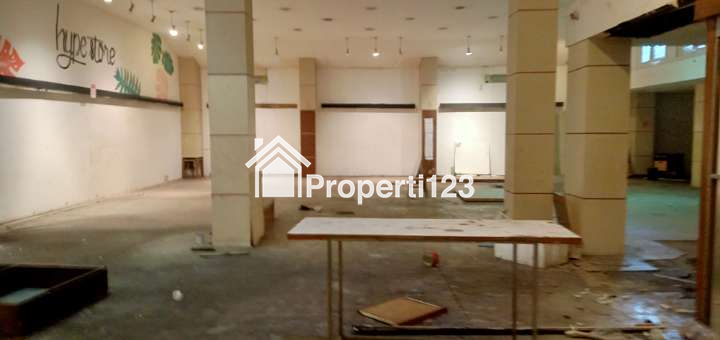 Bangunan Lama Hitung Tanah 1500 m2 SHM Muka 30 Meter Jarang Ada Lokasi Premium Super Strategis di Jalan Ir. H. Juanda-Dago, Bandung - 3