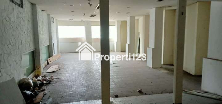 Bangunan Lama Hitung Tanah 1500 m2 SHM Muka 30 Meter Jarang Ada Lokasi Premium Super Strategis di Jalan Ir. H. Juanda-Dago, Bandung - 5