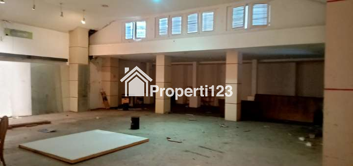 Bangunan Lama Hitung Tanah 1500 m2 SHM Muka 30 Meter Jarang Ada Lokasi Premium Super Strategis di Jalan Ir. H. Juanda-Dago, Bandung - 4