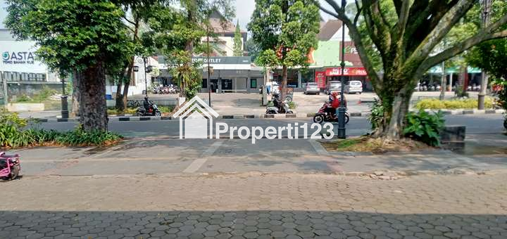 Bangunan Lama Hitung Tanah 1500 m2 SHM Muka 30 Meter Jarang Ada Lokasi Premium Super Strategis di Jalan Ir. H. Juanda-Dago, Bandung - 10