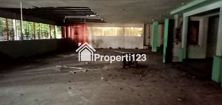 Bangunan Lama Hitung Tanah 1500 m2 SHM Muka 30 Meter Jarang Ada Lokasi Premium Super Strategis di Jalan Ir. H. Juanda-Dago, Bandung - 2