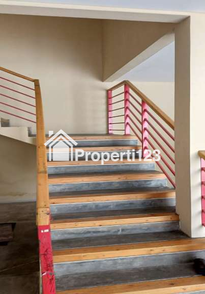 Rumah Gaya Kontemporer 5 Kamar Tidur 3 Kamar Mandi Carport View Taman Komunal Keamanan 24 Jam di Arcamanik Bandung - 13