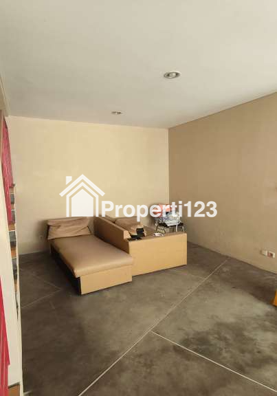 Rumah Gaya Kontemporer 5 Kamar Tidur 3 Kamar Mandi Carport View Taman Komunal Keamanan 24 Jam di Arcamanik Bandung - 3