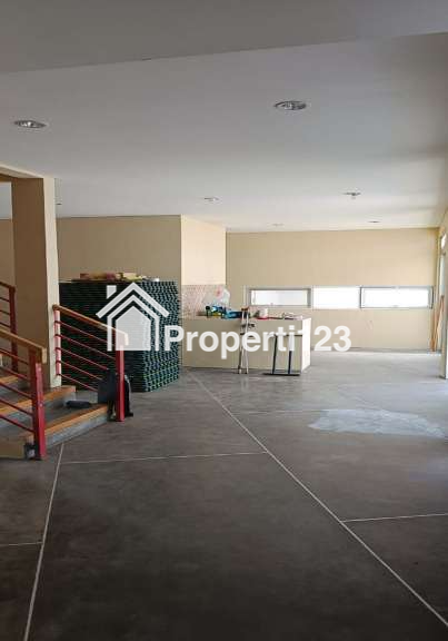 Rumah Gaya Kontemporer 5 Kamar Tidur 3 Kamar Mandi Carport View Taman Komunal Keamanan 24 Jam di Arcamanik Bandung - 2