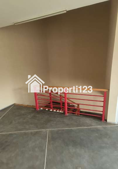 Rumah Gaya Kontemporer 5 Kamar Tidur 3 Kamar Mandi Carport View Taman Komunal Keamanan 24 Jam di Arcamanik Bandung - 14