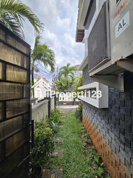 Rumah second furnished posisi hook di Billymoon Pondok Kelapa Jaktim - 2