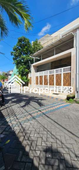 Rumah Lokasi Strategis di Mojoklanggru Gubeng Surabaya Private Pool Siap Huni - 3