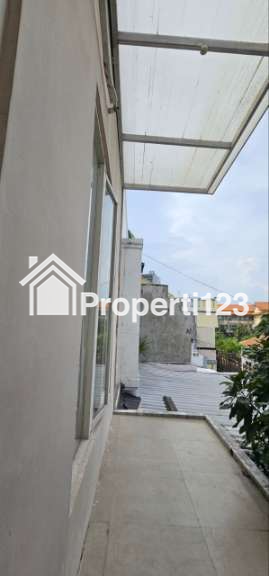 Rumah Lokasi Strategis di Mojoklanggru Gubeng Surabaya Private Pool Siap Huni - 7