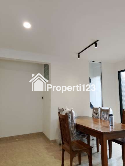Dijual Rumah 2 Lantai Renovasi di Puspita Loka BSD - 7