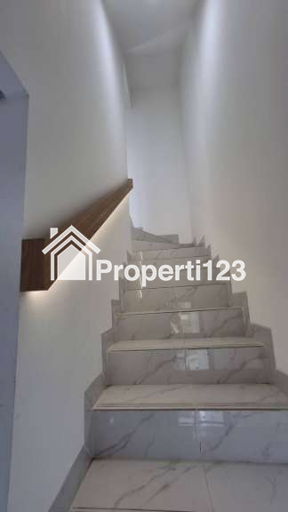 Rumah 2 Lantai plus rooftop area GDC Pusat Kota Depok - 3