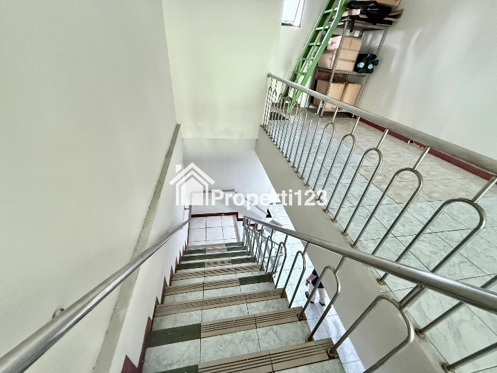 Dijual Gedung Kantor di Mampang Prapatan Raya Jakarta Selatan - 8