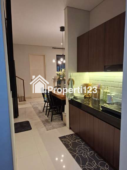 Full Furnished , Rumah Mewah Siap Huni Citraland CBD - 16