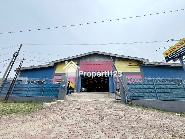 Dijual Gudang dan Bengkel Pinggir Jalan di Karawang Barat - 1