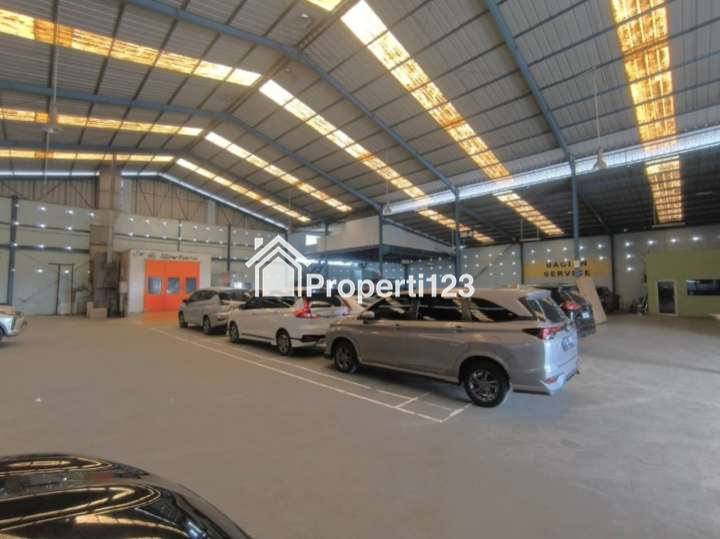 Gedung Ex Bengkel Mobil Jalan Raya Interchange Tol Karawang Barat - 6