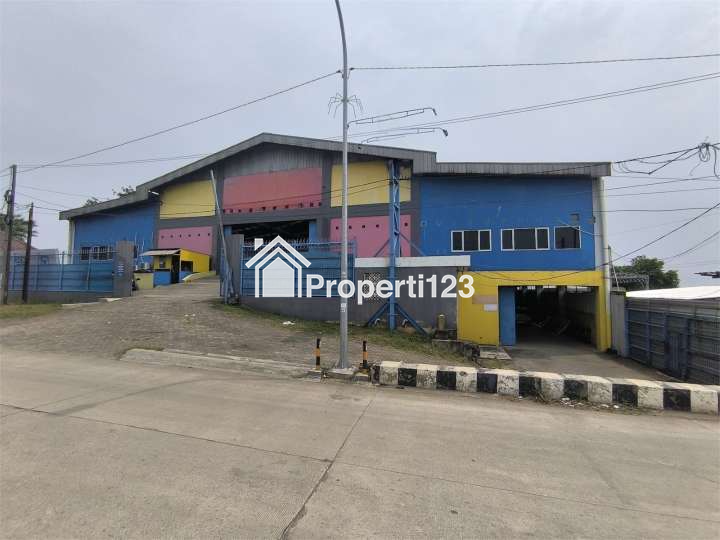 Gedung Ex Bengkel Mobil Jalan Raya Interchange Tol Karawang Barat - 1