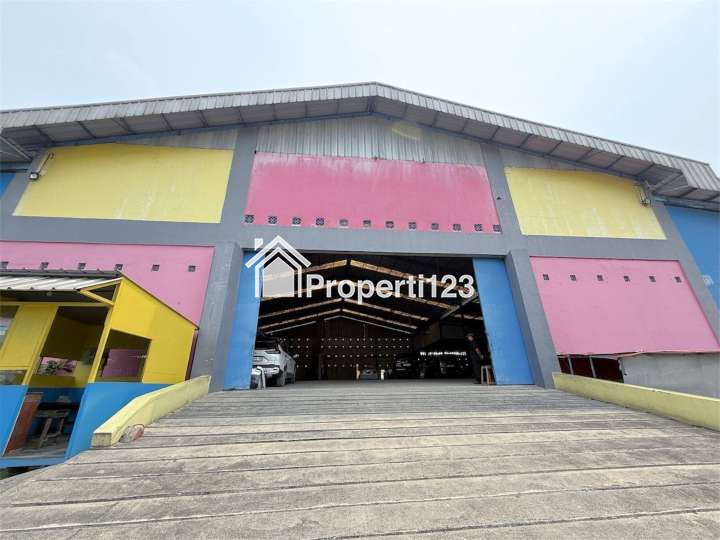 Gedung Ex Bengkel Mobil Jalan Raya Interchange Tol Karawang Barat - 3