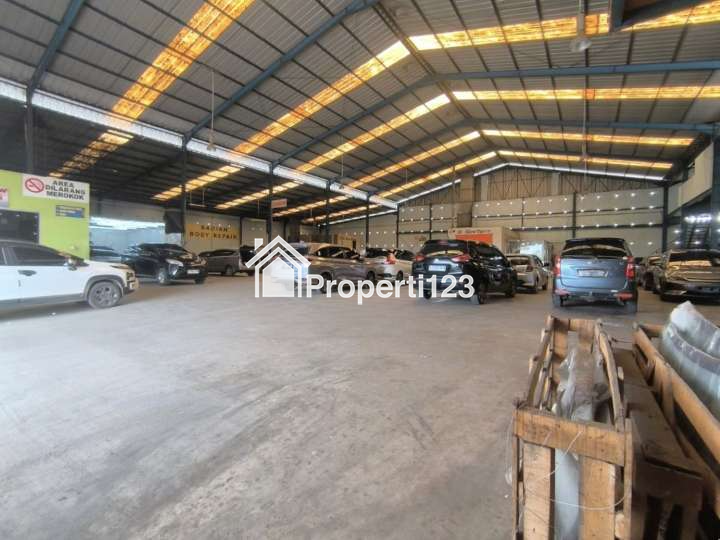 Gedung Ex Bengkel Mobil Jalan Raya Interchange Tol Karawang Barat - 5