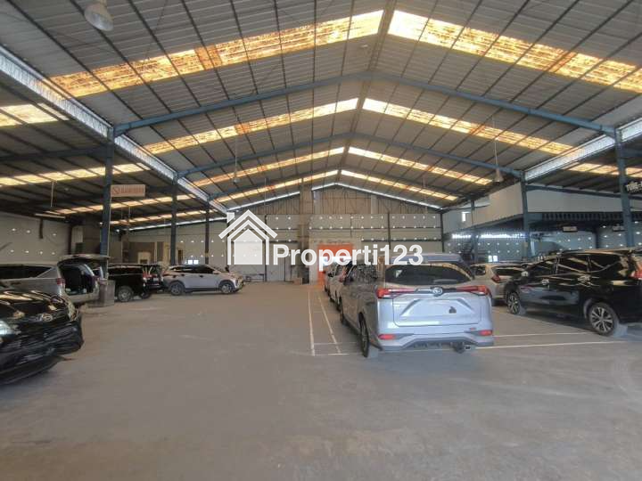 Gedung Ex Bengkel Mobil Jalan Raya Interchange Tol Karawang Barat - 4