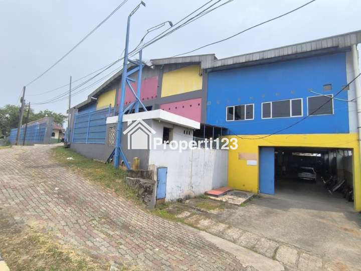 Gedung Ex Bengkel Mobil Jalan Raya Interchange Tol Karawang Barat - 9