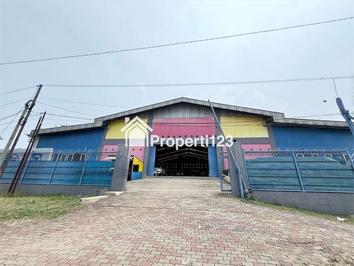 Gedung Ex Bengkel Mobil Jalan Raya Interchange Tol Karawang Barat - 2