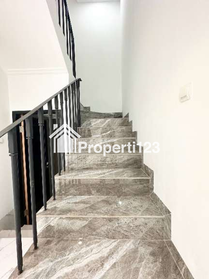 Rumah mewah American Classic di Cipayung Jakarta Timur - 4