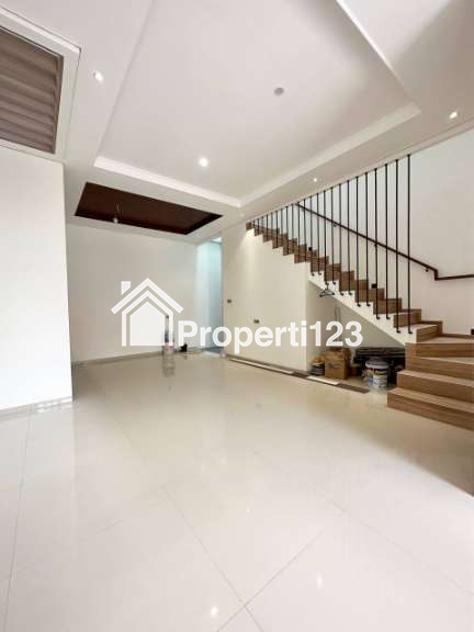 Rumah 2 lantai dalam kompleks nyaman bebas banjir di Rawamangun Jakarta Timur - 2