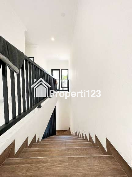 Rumah 2lantai bonus swimming pool di Mampang Jakarta Selatan - 6