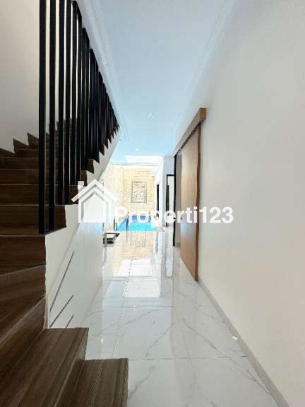 Rumah 2lantai bonus swimming pool di Mampang Jakarta Selatan - 7