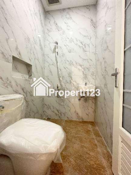 Rumah 2lantai bonus swimming pool di Mampang Jakarta Selatan - 4