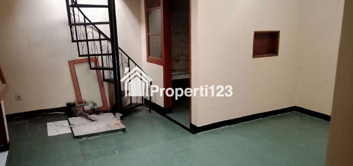 Rumah Gaya American Classic 4 Kamar Tidur 2 Kamar Mandi Carport  Lingkungan Sejuk Tenang Nyaman dan Aman di Antapani Bandung - 9