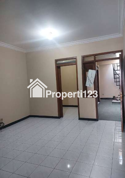 Rumah Gaya American Classic 4 Kamar Tidur 2 Kamar Mandi Carport  Lingkungan Sejuk Tenang Nyaman dan Aman di Antapani Bandung - 4