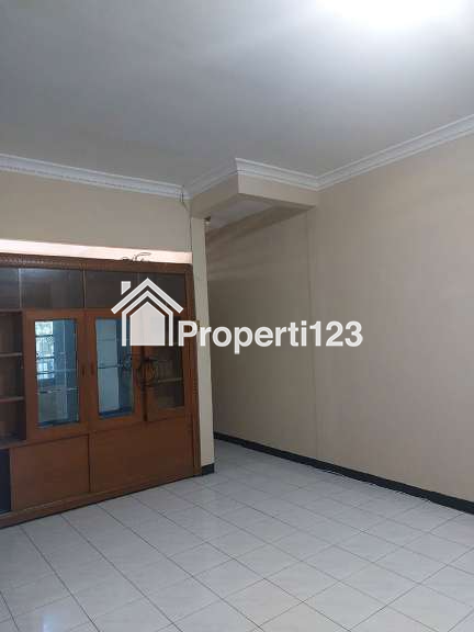 Rumah Gaya American Classic 4 Kamar Tidur 2 Kamar Mandi Carport  Lingkungan Sejuk Tenang Nyaman dan Aman di Antapani Bandung - 3