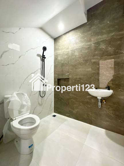 Rumah baru nyaman siap huni di Cibubur Ciracas Jakarta Timur - 3