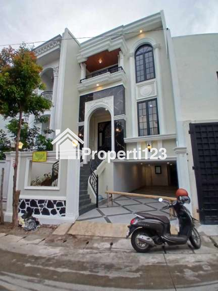 Rumah mewah 2,5 lantai di Cipedak Jak Sel - 1