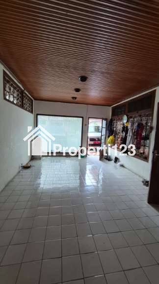 Rumah second strategis pinggir jalan di Salemba Tengah Jak Pus - 5