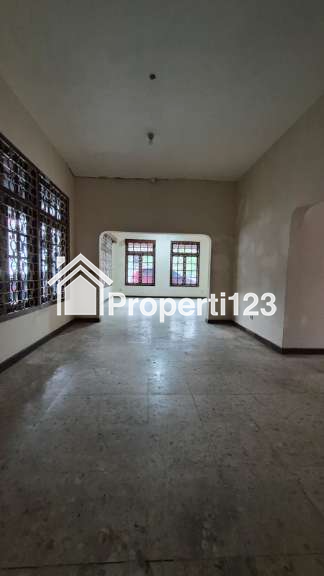 Rumah second strategis pinggir jalan di Salemba Tengah Jak Pus - 10