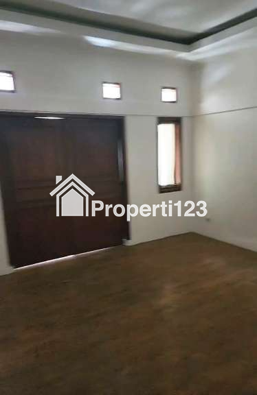 Rumah Modern Classic 4 Kamar Tidur 2 Kamar Mandi Carport Lokasi Premium Dekat Berbagai Tujuan Wisata Belanja Kuliner dan Hiburan di Sayap Jalan Riau Martadinata Bandung - 7