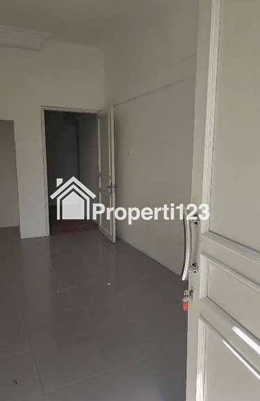 Rumah Modern Classic 4 Kamar Tidur 2 Kamar Mandi Carport Lokasi Premium Dekat Berbagai Tujuan Wisata Belanja Kuliner dan Hiburan di Sayap Jalan Riau Martadinata Bandung - 4
