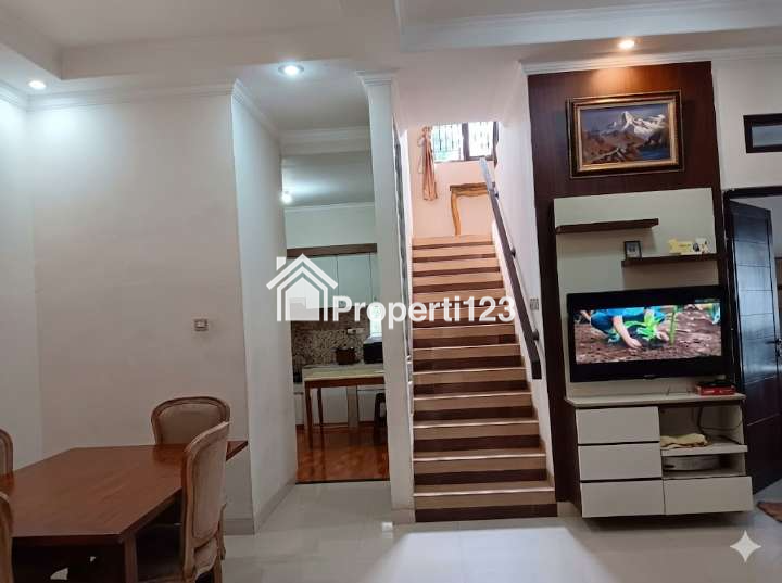RUMAH IMPIAN 2.5 LANTAI DI BANDUNG – FULL FURNISHED, POSISI HOOK, DIJUAL DI BAWAH PASAR! - 4