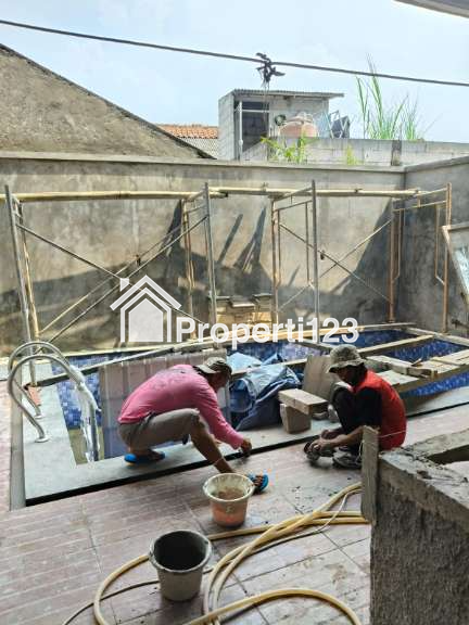 Rumah cluster 2 lantai ada pool di Tanah Baru Depok - 10