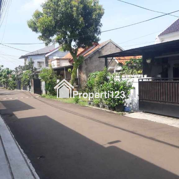Rumah second terawat dalam perumahan Kav UI Barat Tanah Baru Depok - 3