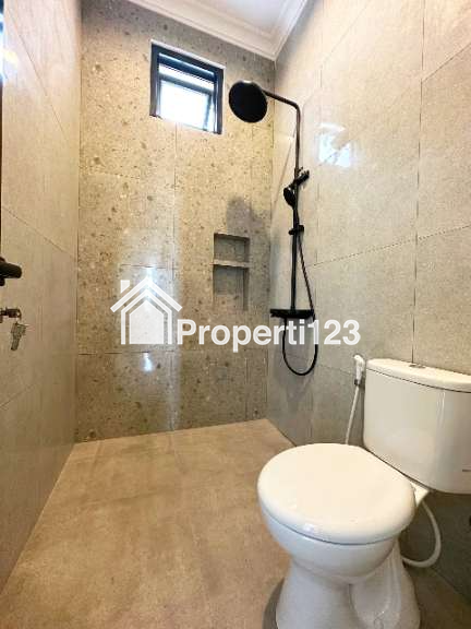 Rumah 2 Lantai di Kawasan Prestisius Jatibening Pondok Gede Bekasi - 6