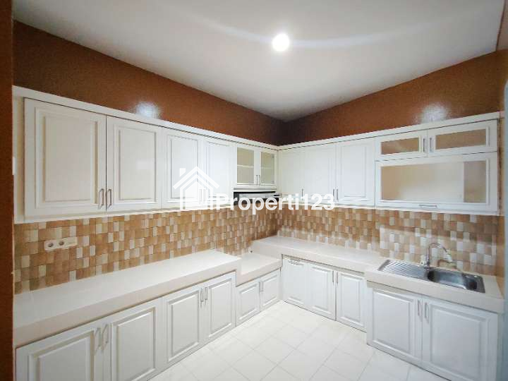 Dijual Cepat Rumah Siap Huni (baru selesai Renovasi) di The Regent Residence, Bekasi - 7