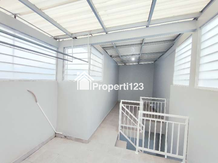 Dijual Cepat Rumah Siap Huni (baru selesai Renovasi) di The Regent Residence, Bekasi - 20
