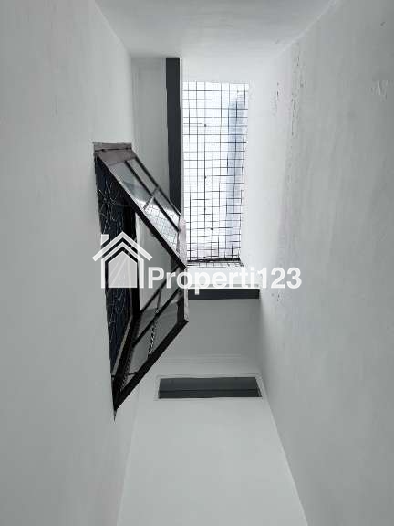 Turun Harga, Dijual Cepat di Bawah NJOP Rumah di Perumahan Daan Mogot Baru, Jakarta Barat - 5