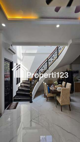 Rumah Hoek Taman Pulo Indah Penggilingan Jakarta Timur - 9